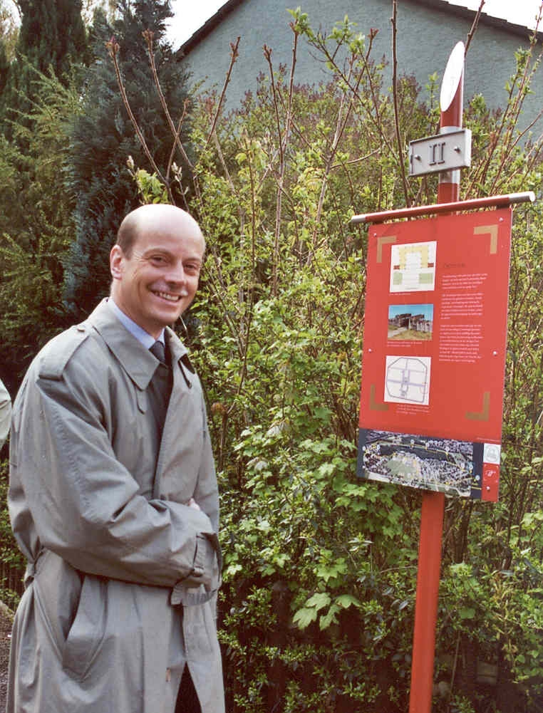 Dr. Jens Herold vor einem Schild des Arch&auml;ologischen Lehrpfads.